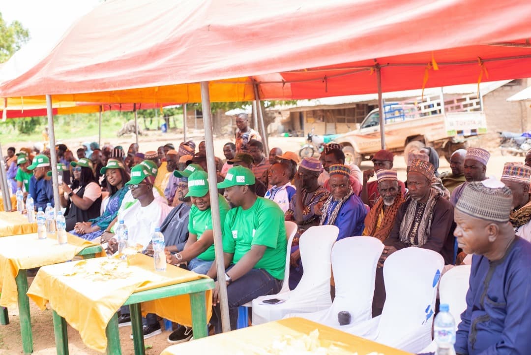 Arzikin Noma field staff distributing certified inputs to farmers at the Southwest sorghum and soybean flag-off